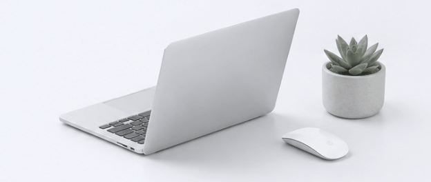 Ordinateur portable et souris sur un bureau
