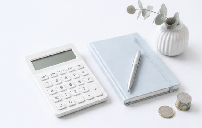 Calculatrice, carnet et pièces de monnaie